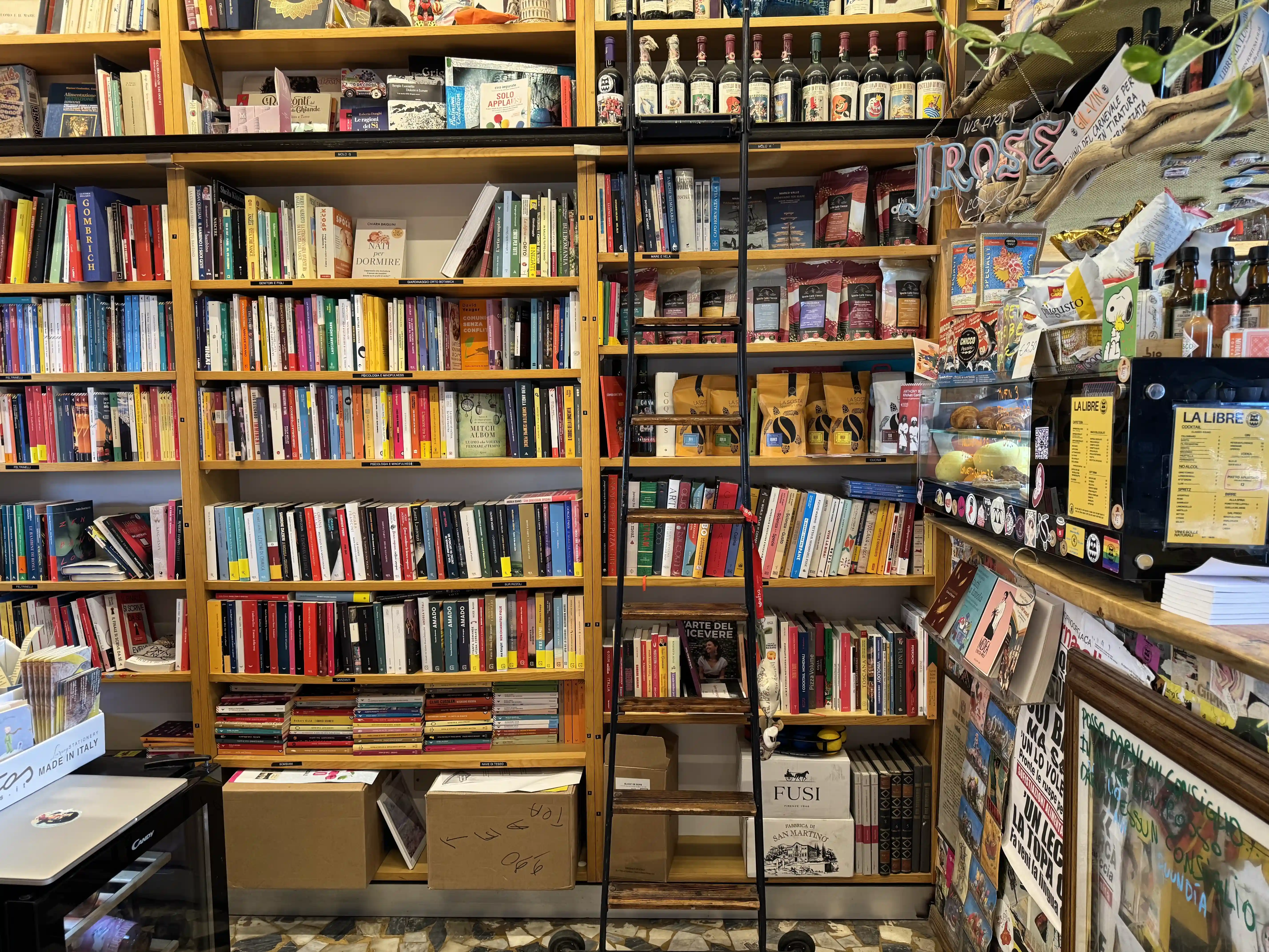 Gli scaffali della libreria